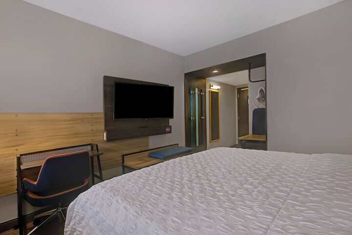 Room 17 of 36