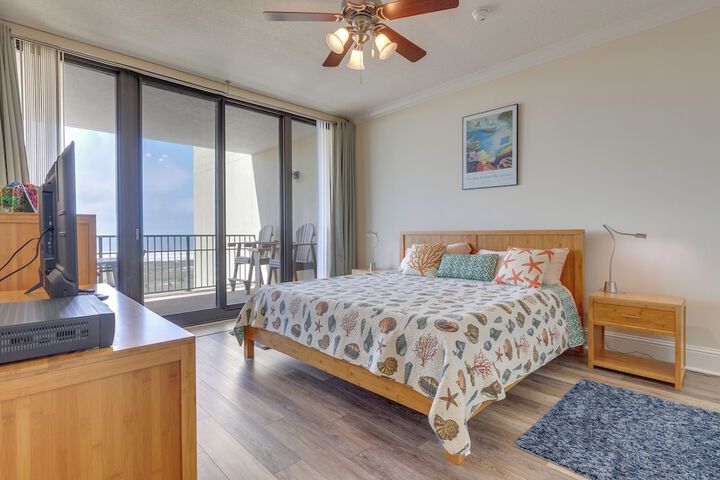Beachfront Dauphin Island Condo w / 2 Pools & Sauna
