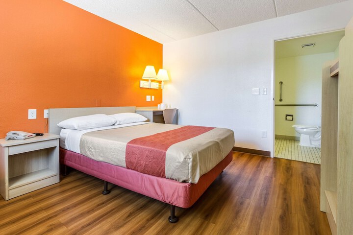 Room 13 of 25