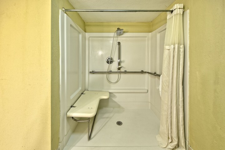 Room 32 of 68