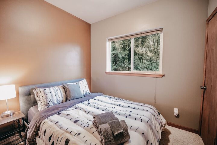 20gs - Wifi - F / p - W/d - Sleeps 6 3 Bedroom Home by RedAwning