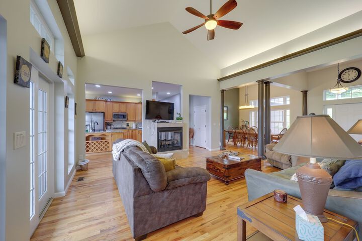 Classy Home w / Hot Tub + Mt. Jefferson Views!