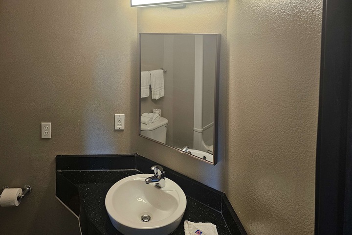 Room 28 of 40