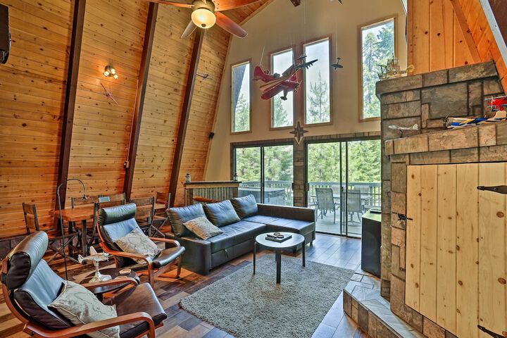 Chester Cabin w / Deck - Walk to Lake + Golfing!