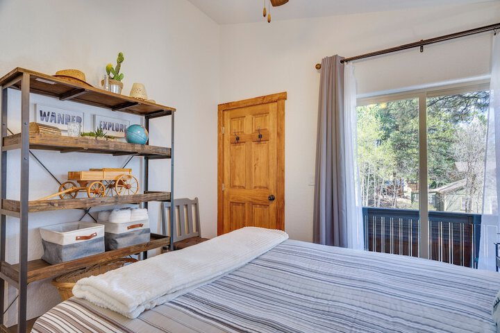 Woodland Park Apartment: Forest Views + Deck!