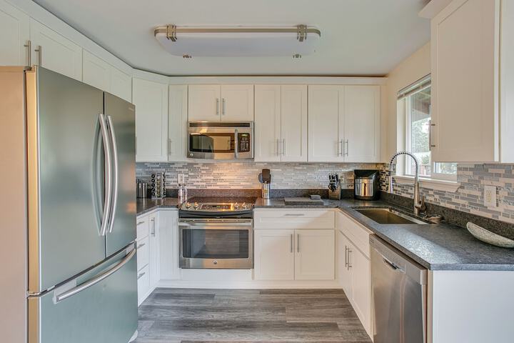 Modern Puyallup Townhome w / Backyard & Fireplace