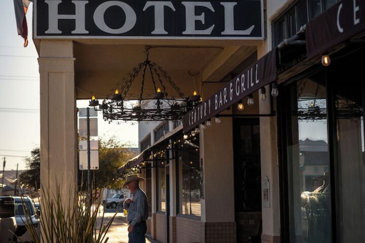 The Holland Hotel