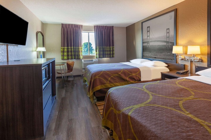 Super 8 by Wyndham Roseville / Detroit Area