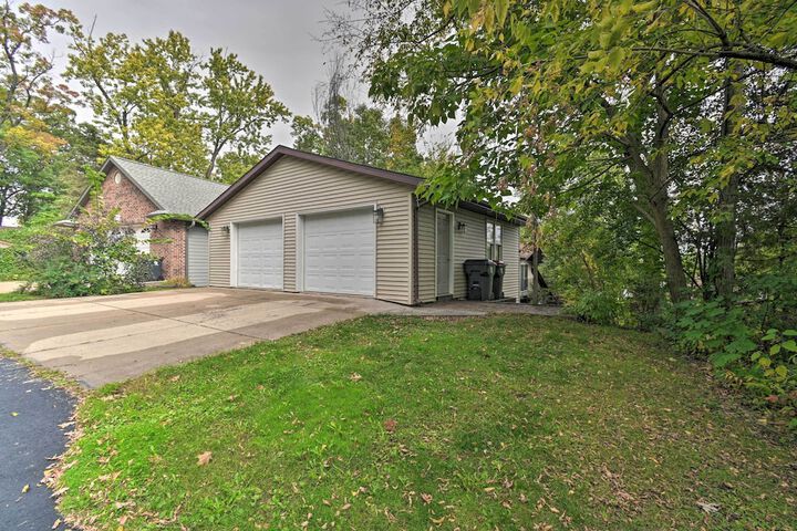 Spacious Lakehouse w / Deck Kayaks, & Dock!