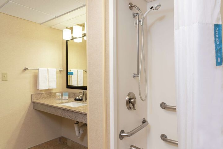 Hampton Inn & Suites Cleveland-Airport / Middleburg Heights