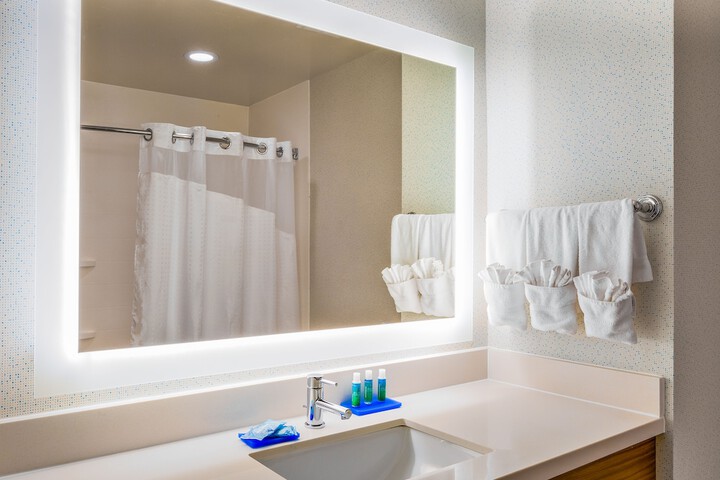 Holiday Inn Express & Suites Oroville Lake by IHG