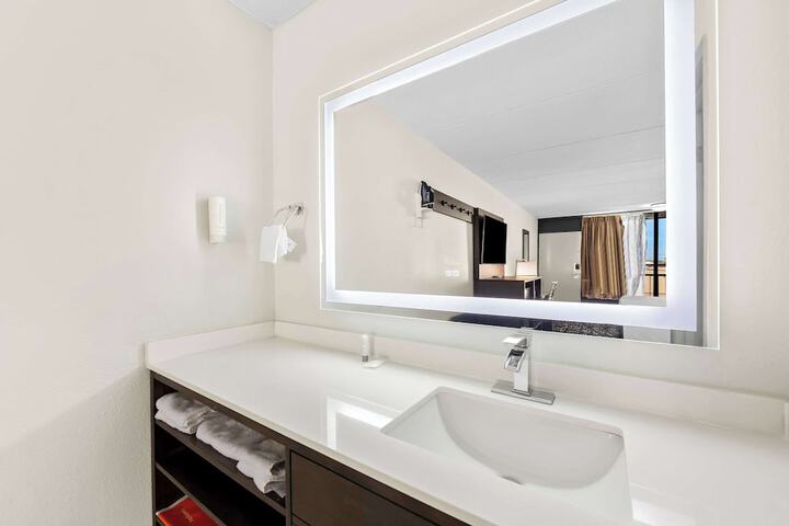 Room 33 of 40