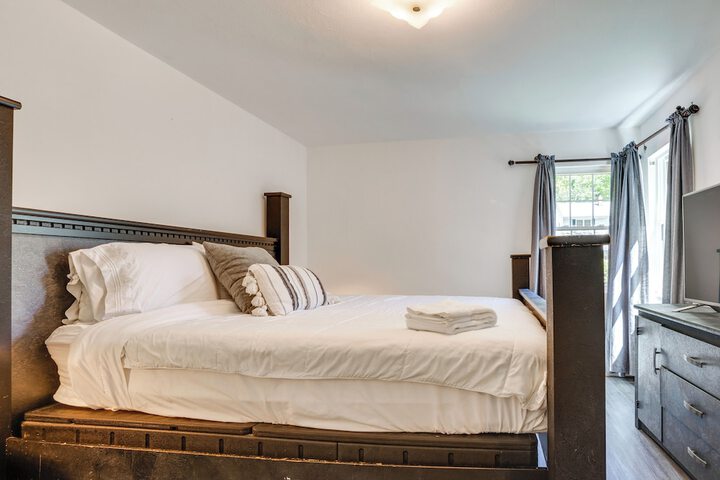 4 Mi to Nyc Shared Yard: Englewood Apartment!