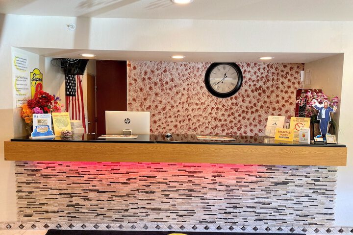 Super 8 by Wyndham Pittsburgh / Monroeville