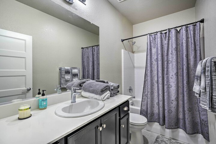 Pet-friendly Elk Grove Retreat w / Balcony!