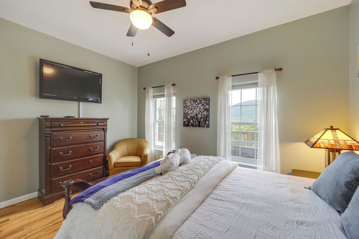 Classy Home w / Hot Tub + Mt. Jefferson Views!