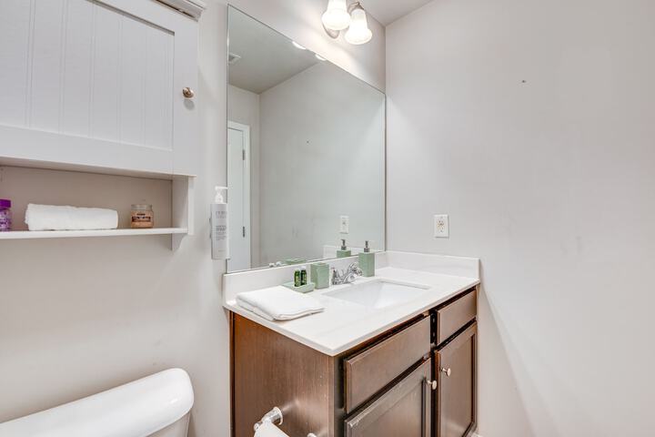 Union City Townhome: 17 Mi to Downtown Atlanta!