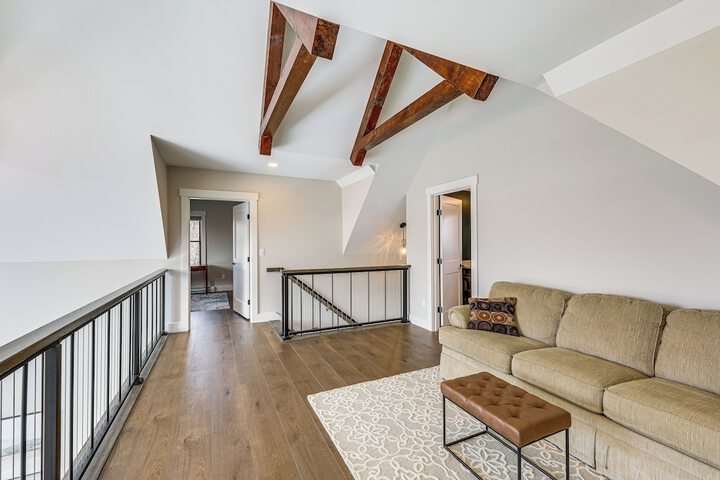 Mountain-view Home in Stoneham w / Hot Yoga Studio!