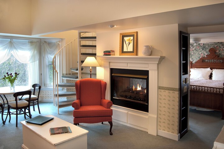 Eagle Harbor Inn