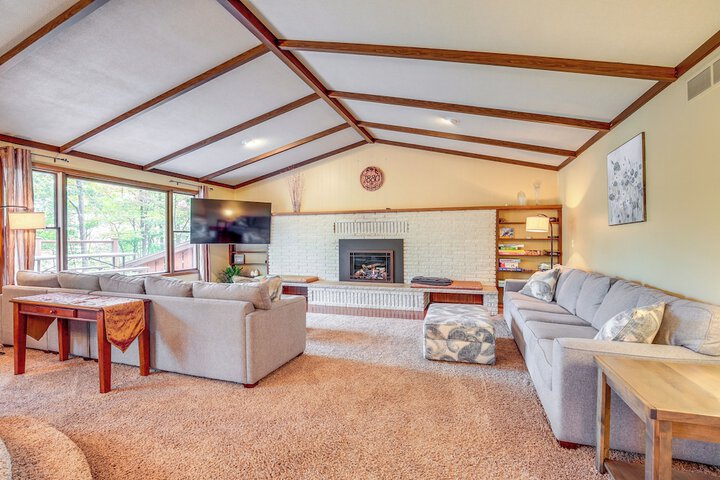Rhinelander Chain of Lakes Home w / River Dock!