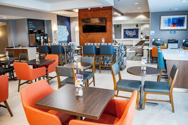 Holiday Inn Express and Suites Mason City by IHG