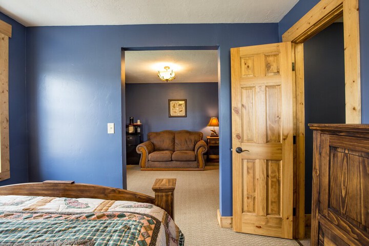 Room 7 of 18