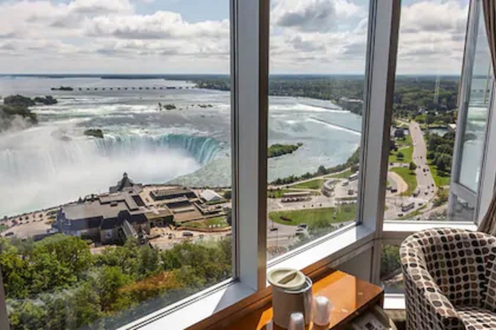 Oakes Hotel Overlooking the Falls