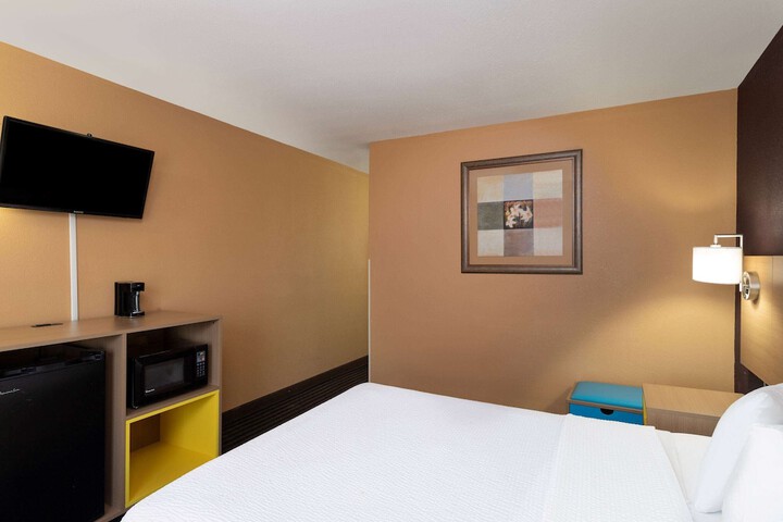 Days Inn by Wyndham Anderson IN