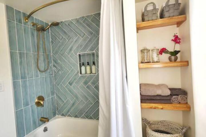 Chic Spacious Apt Near Attractions / Food/EWR/NYC