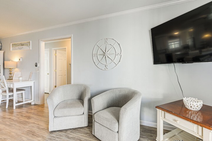 Ocean Isle Beach Condo w / Balcony: Steps to Shore!