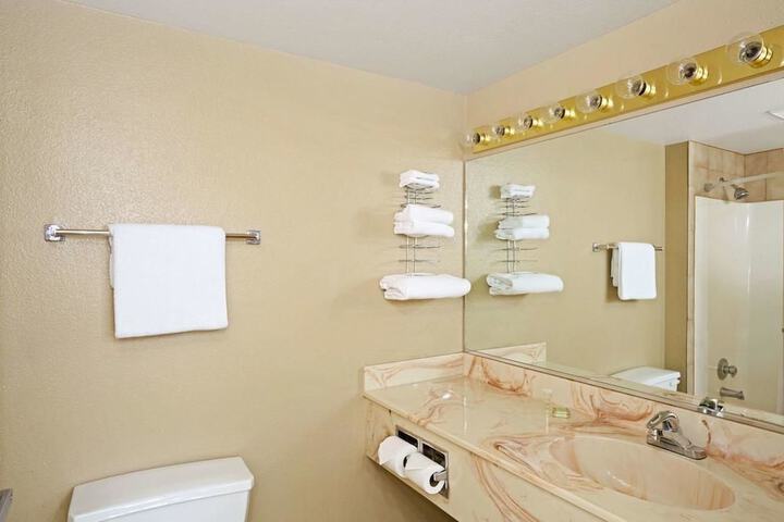 Room 11 of 16