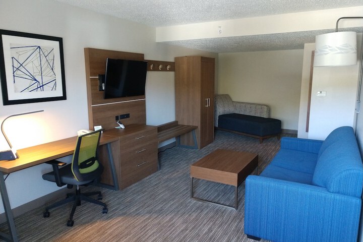 Room 10 of 28