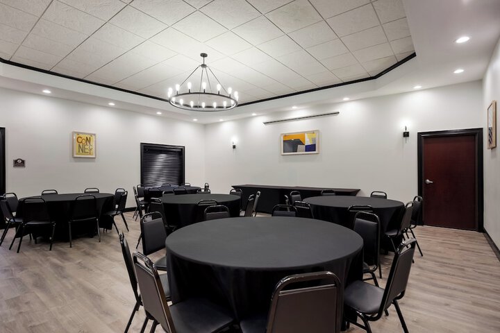 Holiday Inn Express and Suites Newton by IHG