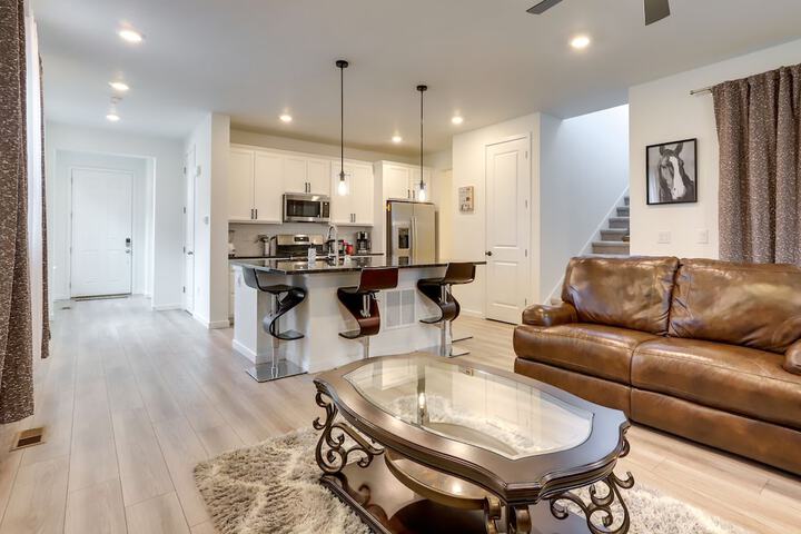 9 Mi to Airport: Commerce City Townhome w / Deck