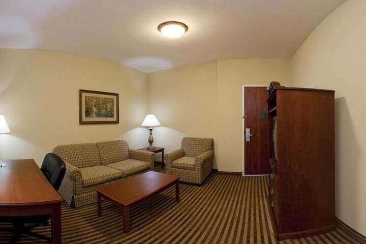 Holiday Inn Express & Suites Waxahachie by IHG