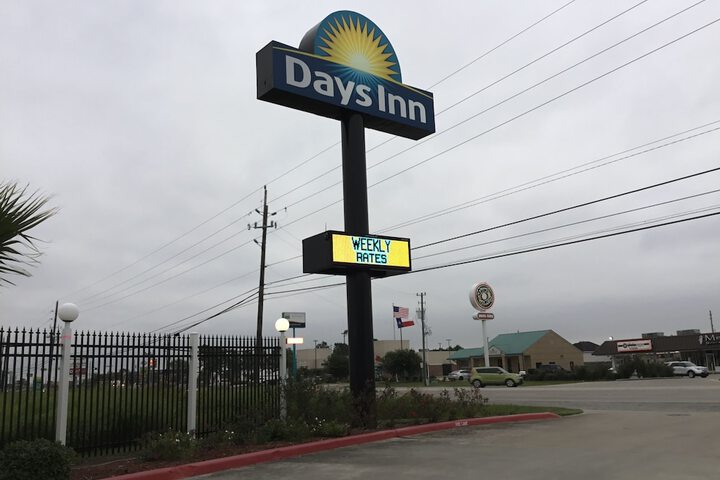 Days Inn by Wyndham Baytown East