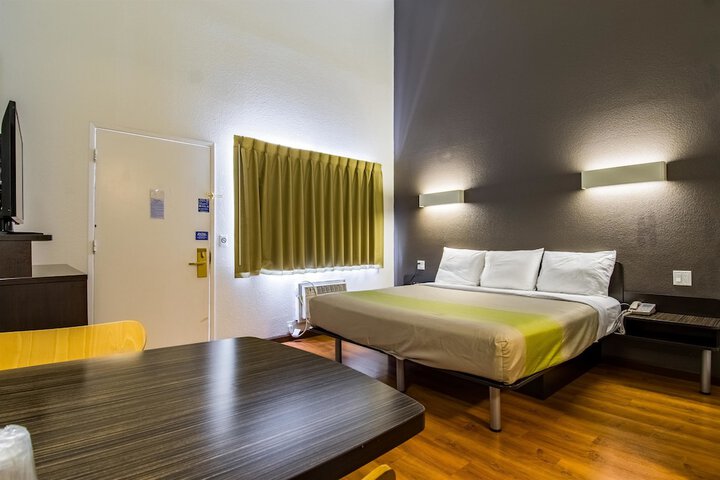 Room 30 of 33