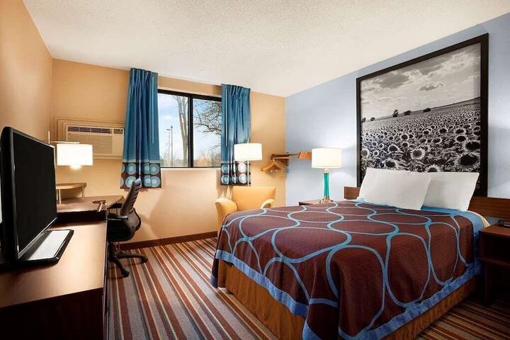 Room 5 of 10