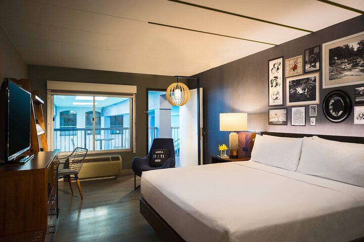 Room 28 of 103