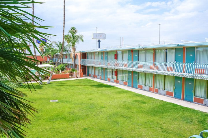 Hotel Exterior 28 of 33