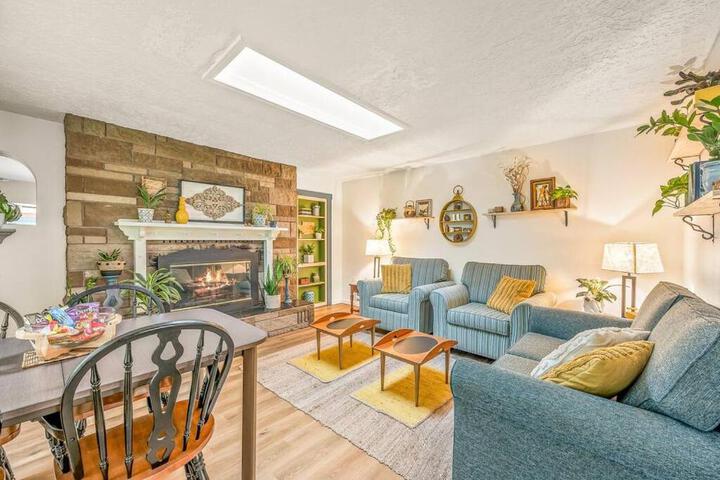 Bright Updated Waterfront Cottage Pets Welcome!