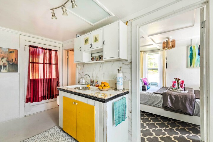 Oceanfront White Stone Cottage w / Private Beach!