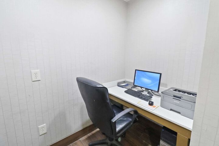 Business Center 17 of 17
