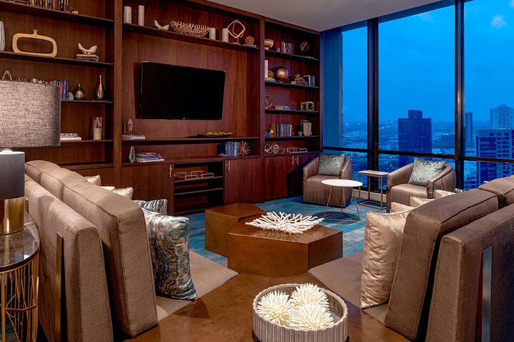 Lounge 80 of 89