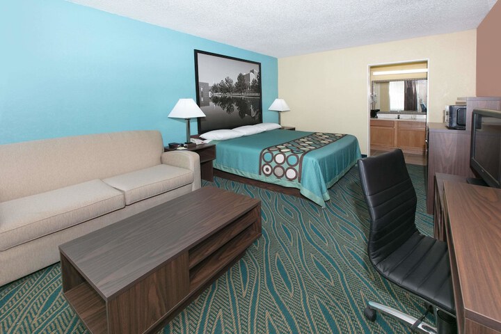 Room 5 of 9