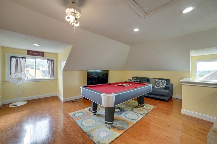 Inviting Connellsville Getaway w / Deck!