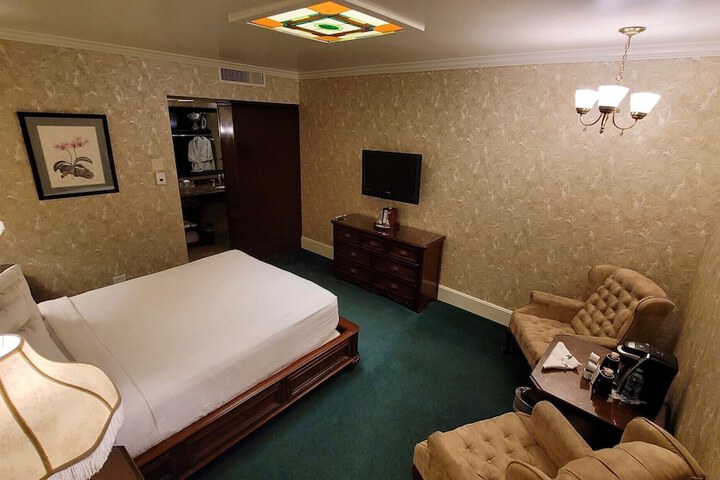 Room 93 of 104