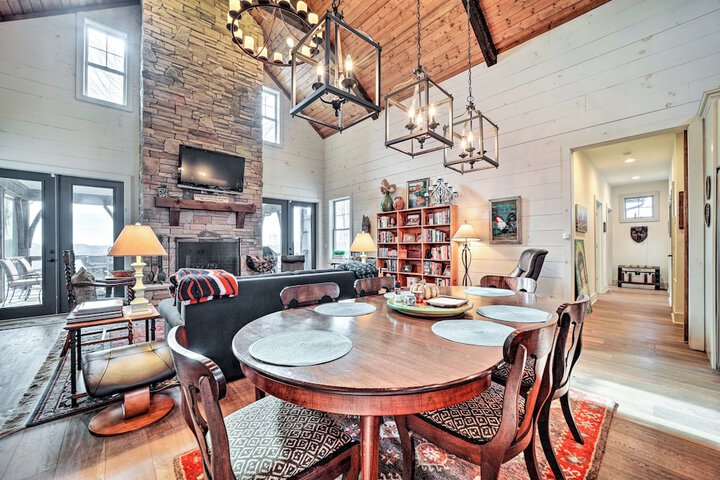 On 22 Acres: Cullowhee Craftsman Home w / Mtn Views