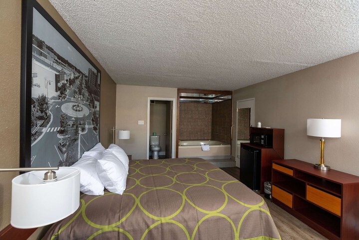 Room 10 of 11