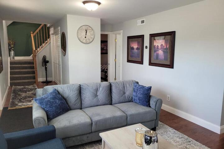 Nice house with private parking king bed fenced yard